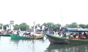 Lestarikan Kearifan Lokal, Dani Ramdan Hadiri Syukuran Nelayan 6 Muara di Tarumajaya