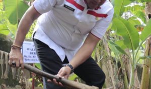 Tri Adhianto Bersama Warga Tanam Bibit Sukun di